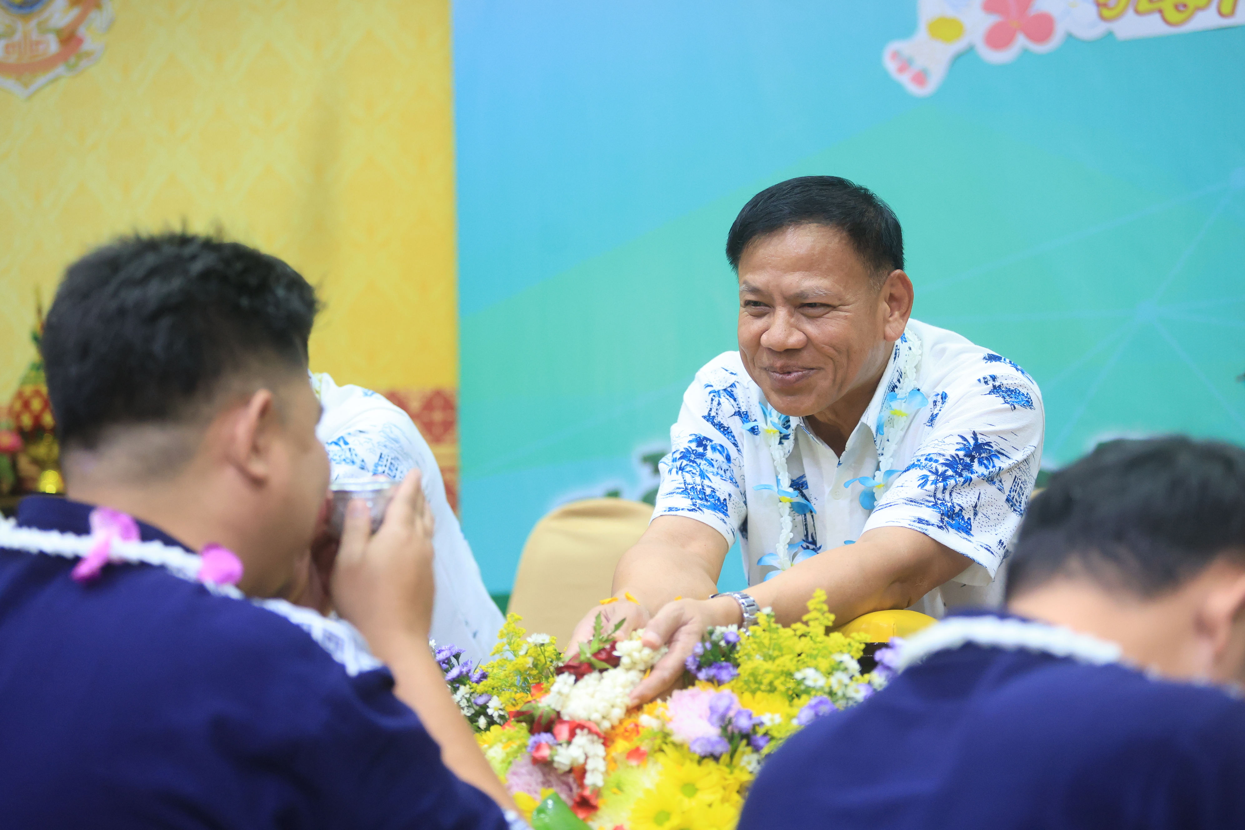 title - ชุ่มฉ่ำ! ชาว ส.ป.ก. ร่วมสรงน้ำพระพุทธรูป และรดน้ำขอพรผู้บริหาร เนื่องในประเพณีวันสงกรานต์ ประจำปี 2569 บรรยากาศเต็มไปด้วยความชื่นมื่นชุ่มฉ่ำ